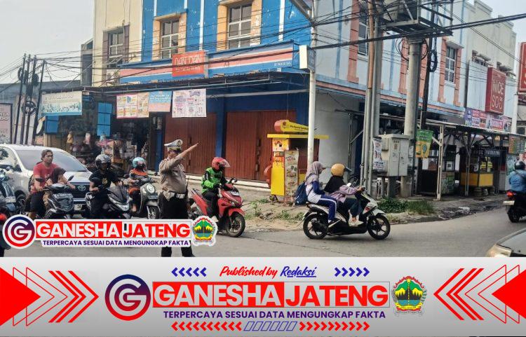 Unit Lantas Polsek Cilegon dan Dishub Urai Kemacetan Pagi Hari Unit Lantas Polsek Cilegon dan Dishub Urai Kemacetan Pagi Hari