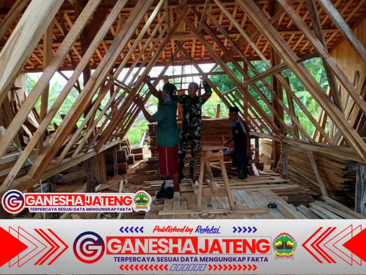 Babinsa Juwangi Jalin Silaturahmi dengan Pengrajin Mebel, Wujudkan Kemanunggalan TNI-Rakyat