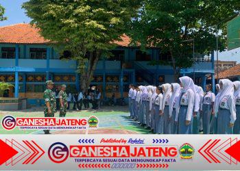 Babinsa Perkenalkan Gerakan Dasar PBB Kepada Siswa SMAN I Sukodono