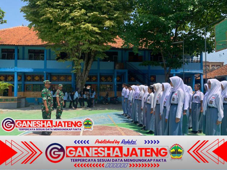 Babinsa Perkenalkan Gerakan Dasar PBB Kepada Siswa SMAN I Sukodono