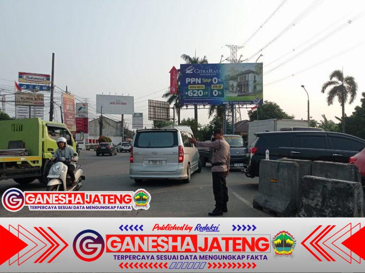 Kapolsubsektor Cikupa Mas Pimpin Pengaturan Lalu Lintas Sore Hari di Pasar Kemis