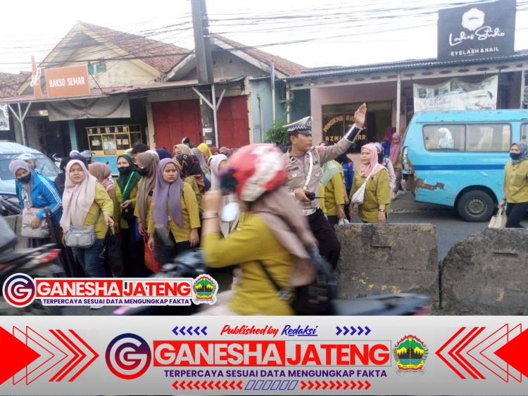 Aipda Asep Kusheri Sigap Atur Lalin di Pertigaan Columbus PT. Cingluh Aipda Asep Kusheri Sigap Atur Lalin di Pertigaan Columbus PT. Cingluh