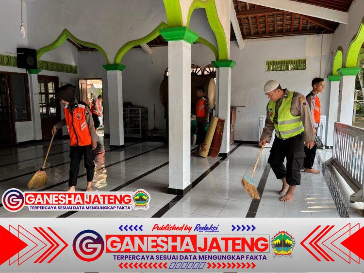 Polres Kebumen Gelar Bakti Religi Bersihkan Masjid di Mirit