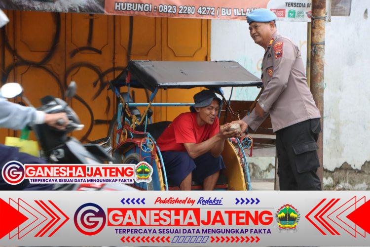 Menyisihkan Rezeki, Si Propam Polres Tegal Kota Berbagi Nasi Bungkus untuk Warga Kecil Menyisihkan Rezeki, Si Propam Polres Tegal Kota Berbagi Nasi Bungkus untuk Warga Kecil