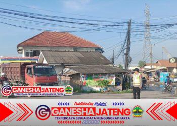 Strong Poin Pelayanan Pagi, Aipda Linggar dan Bripka Susilo Bhabinkamtibmas Ds Bojonegara Cegah Kemacetan dan Laka Lantas