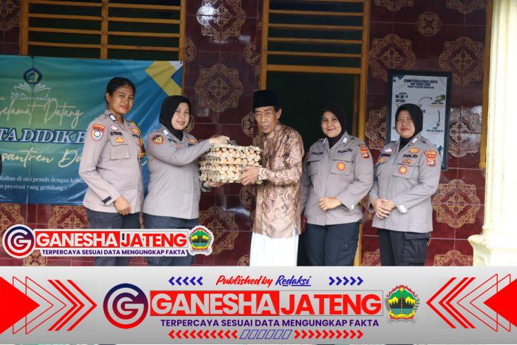 Polwan Polres Tulang Bawang Hadirkan Senyum di Pondok pesantren Darussalam Lewat Baksos Rutin Polwan Polres Tulang Bawang Hadirkan Senyum di Pondok pesantren Darussalam Lewat Baksos Rutin