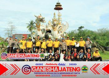 Kerja Bakti di Sepanjang Jalan Tugu Rato Naga sampai Tugu Payung, Polres Bersama Pemkab Tulang Bawang Barat Wujudkan Lingkungan Bersih dan Asri