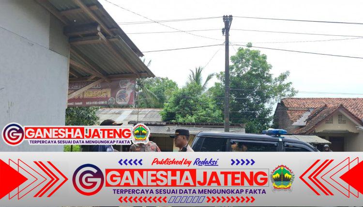 Atap Rumah Warga Sawangan Rusak, Polsek Ajibarang Polresta Banyumas Gelar Bakti Sosial Bantu Perbaikan