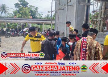 Jumat Berkah, Polsek Lambu Kibang Bagikan Nasi Kotak Usai Salat Jumat, Wujud Kepedulian dan Kebersamaan