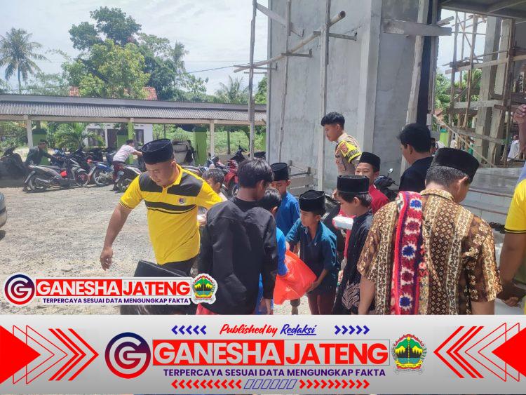 Jumat Berkah, Polsek Lambu Kibang Bagikan Nasi Kotak Usai Salat Jumat, Wujud Kepedulian dan Kebersamaan Jumat Berkah, Polsek Lambu Kibang Bagikan Nasi Kotak Usai Salat Jumat, Wujud Kepedulian dan Kebersamaan