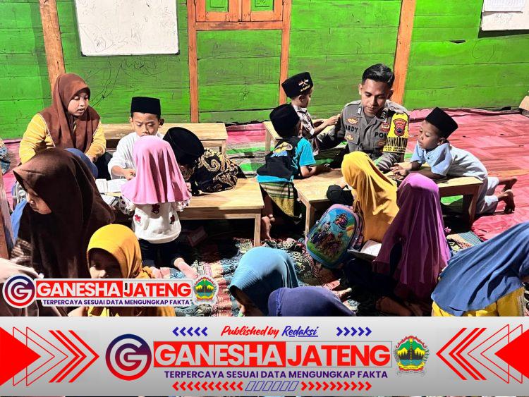 Polri Peduli, Bhabinkamtibmas Polsek Kradenan Beri Al-Qur’an dan Pesan Kamtibmas ke Tempat Mengaji