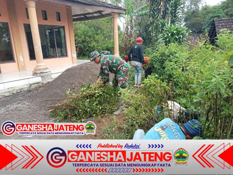 Babinsa Nogosari Ajak Warga Sembungan Gotong Royong Bersihkan Jalan Desa Babinsa Nogosari Ajak Warga Sembungan Gotong Royong Bersihkan Jalan Desa