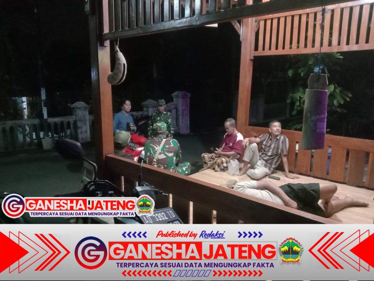 Babinsa Sambi Bersama Linmas Gelar Patroli Perkuat Keamanan Wilayah