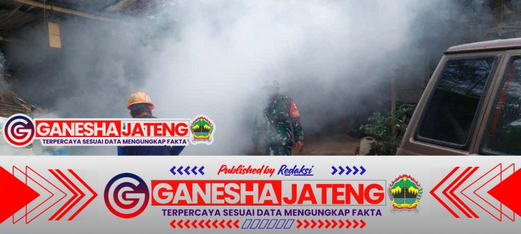Babinsa Simo Dan Puskesmas Lakukan Fogging Cegah DBD di Desa Wates