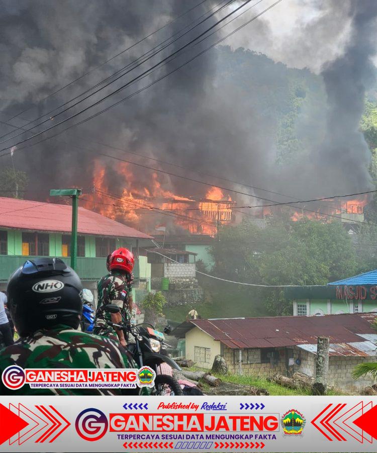 Personel Polri dan TNI Bahu Membahu Padamkan Api di Kompleks Kodam Lama Jayapura