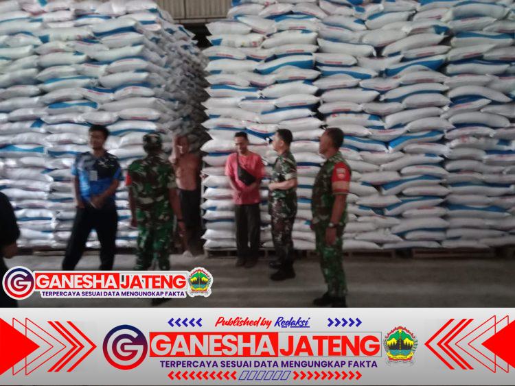 Babinsa Datangi Gudang Pupuk, Cegah Terjadinya Penyelewengan di Wilayah
