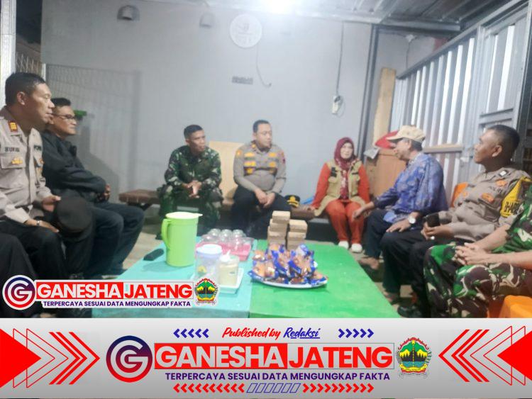 Perkuat Sinergi Warga Jaga Kamtibmas, Polsek Purwokerto Timur Polresta Banyumas Sambang Dan Cek Pos Kamling Bersama Forkompincam