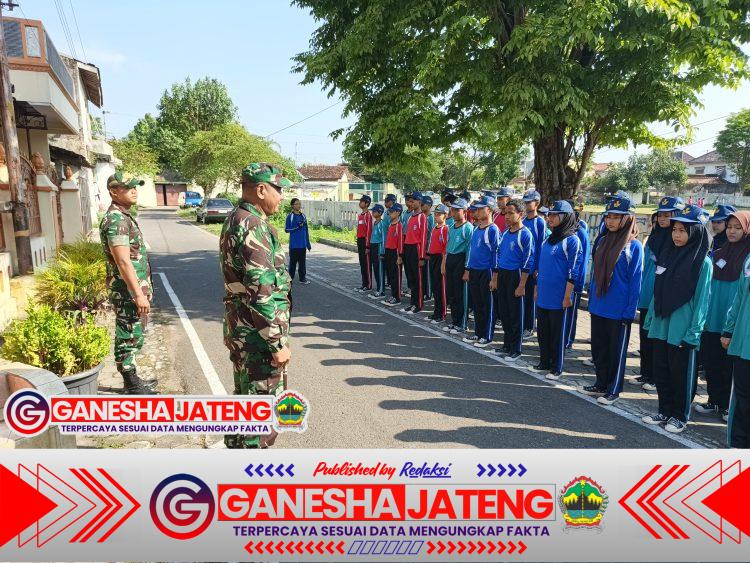 Tanamkan Kedisiplinan, Babinsa Koramil 03/Serengan Latih PBB Siswa SMPN 22 Surakarta Tanamkan Kedisiplinan, Babinsa Koramil 03/Serengan Latih PBB Siswa SMPN 22 Surakarta