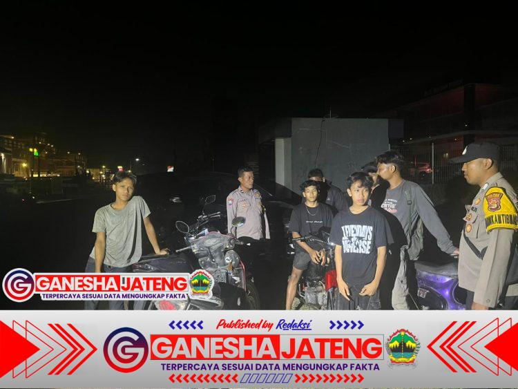 Remaja Nongkrong di Jalan Etanol Dibubarkan Polisi, Ternyata Ini Alasannya! Remaja Nongkrong di Jalan Etanol Dibubarkan Polisi, Ternyata Ini Alasannya!