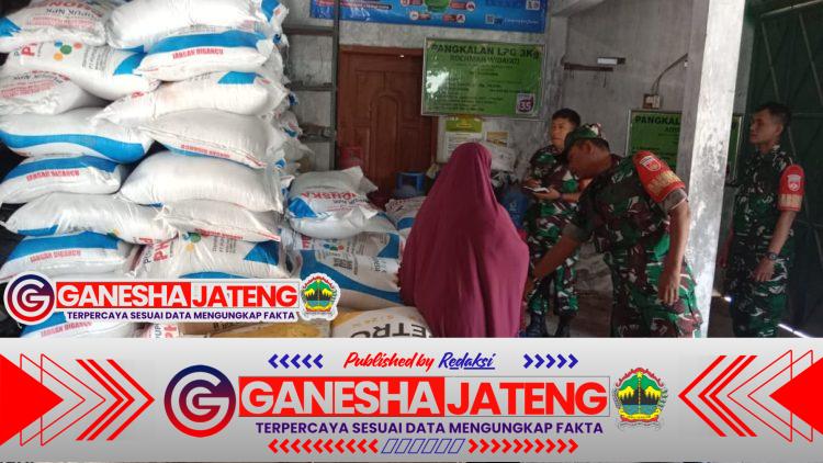 Babinsa Awasi Distribusi Pupuk, Cegah Terjadinya Penyelewengan 