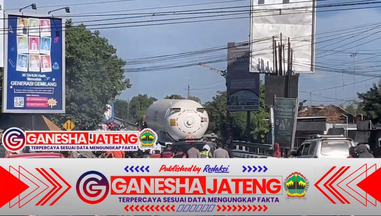 Aksi Selesai Kondusif, Polisi Bantu Dorong Kendaraan Peserta Aksi Damai yang Mogok Aksi Selesai Kondusif, Polisi Bantu Dorong Kendaraan Peserta Aksi Damai yang Mogok