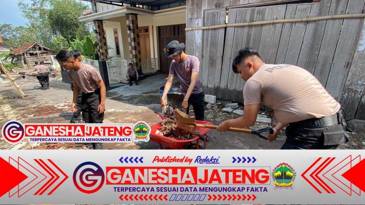 Polri Peduli Bencana-Gerak Cepat di Tengah Puing: Anggota Polres Temanggung Turun Tangan Bersihkan Sisa Bencana Angin Kencang di Tanjungsari