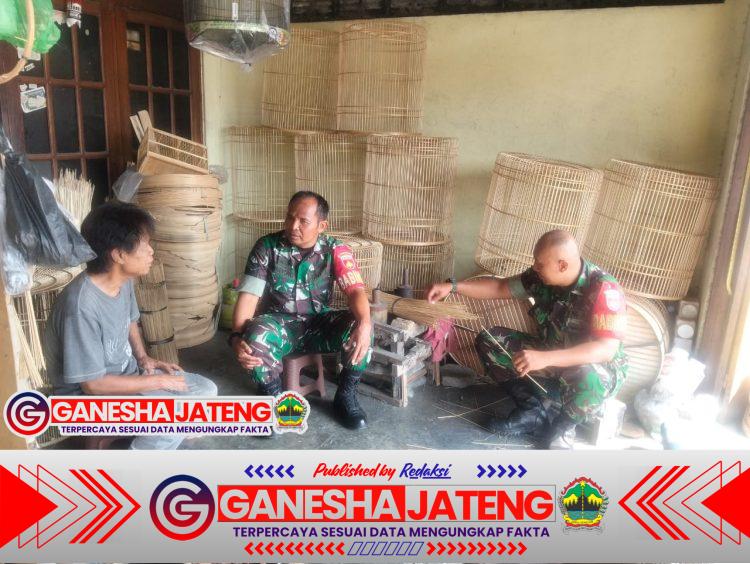 Babinsa Kunjungi Pelaku Usaha Kerajinan dari Bambu, Dukung Kreativitas dan Kemandirian Warga Babinsa Kunjungi Pelaku Usaha Kerajinan dari Bambu, Dukung Kreativitas dan Kemandirian Warga