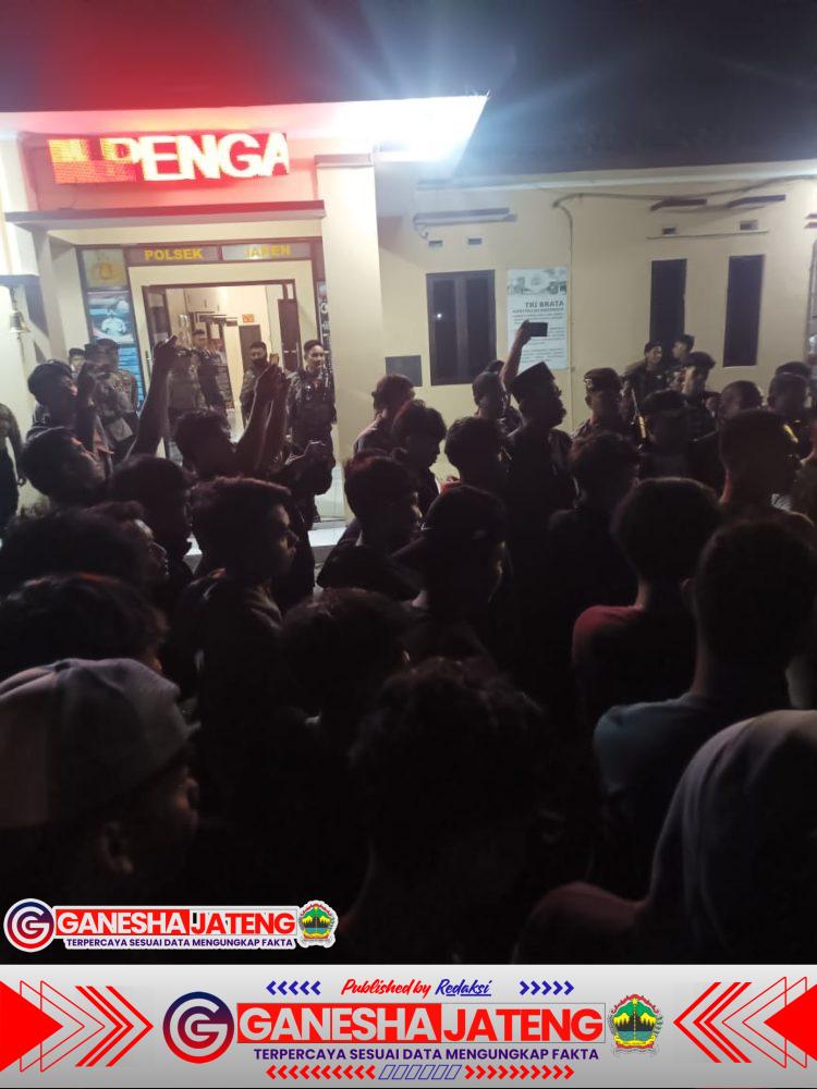 Kapolsek Jaken Imbau Warga Tenang: Polisi Tidak Akan Biarkan Pelaku Kekerasan Lepas Kapolsek Jaken Imbau Warga Tenang: Polisi Tidak Akan Biarkan Pelaku Kekerasan Lepas