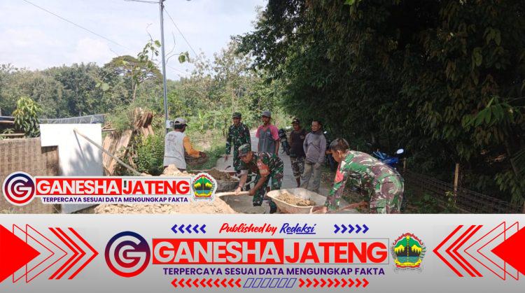 Babinsa Bantu Warga dalam Kegiatan Penimbunan Jalan di Desa