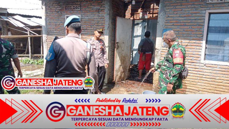 Babinsa dan Damkar Bahu Membahu Padamkan Kebakaran Rumah Warga di Sambi Boyolali