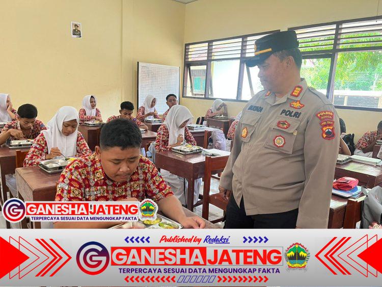 Polri Kawal Penyaluran MBG ke Ribuan Siswa di Eromoko Wonogiri Polri Kawal Penyaluran MBG ke Ribuan Siswa di Eromoko Wonogiri
