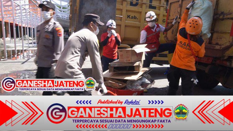 Polres Wonogiri Bersama Kodim dan Instansi Terkait Gelar Kerja Bakti Bersihkan Sisa Kebakaran Pasar Kota Wonogiri Polres Wonogiri Bersama Kodim dan Instansi Terkait Gelar Kerja Bakti Bersihkan Sisa Kebakaran Pasar Kota Wonogiri