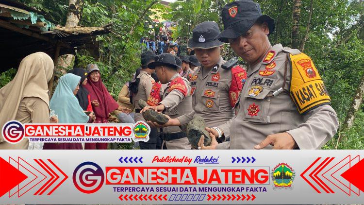 Puluhan Personel Polres Purbalingga Bantu Tangani Longsor di Desa Panusupan Puluhan Personel Polres Purbalingga Bantu Tangani Longsor di Desa Panusupan