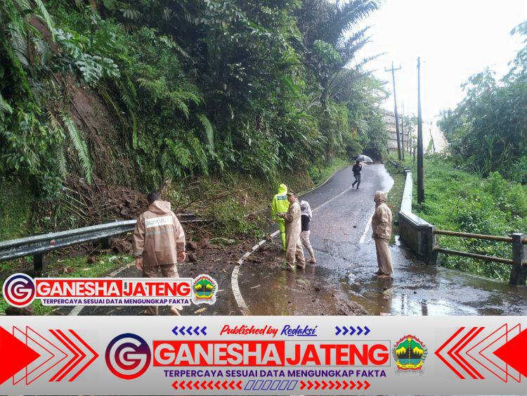 Polsek Baturraden Polresta Banyumas Cepat Tangani Longsor di Jalan Raya Kemutug Lor – Karangsalam Lor