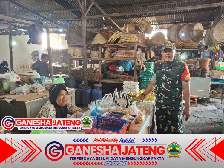 Pastikan Harga Sembako Stabil, Babinsa Danukusuman Sambangi Pedagang Pasar Harjodaksino
