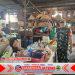 Pastikan Harga Sembako Stabil, Babinsa Danukusuman Sambangi Pedagang Pasar Harjodaksino