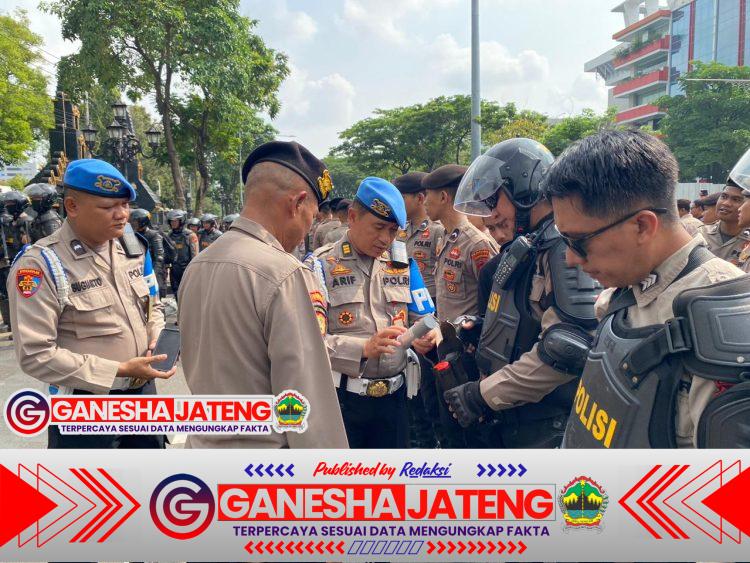 Momen Simpatik Petugas Warnai Pengamanan Humanis Aksi Unjuk Rasa Mahasiswa di Depan Kantor Gubernur Jateng