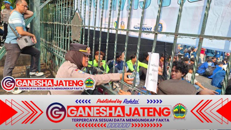 Momen Simpatik Petugas Warnai Pengamanan Humanis Aksi Unjuk Rasa Mahasiswa di Depan Kantor Gubernur Jateng