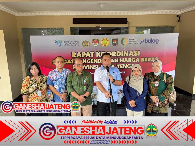 Pastikan Harga Beras Tetap Terjangkau, Tim Satgas Pangan Polda Jateng Tempel Stiker HET Beras Medium dan Premium di Pertokoan Modern