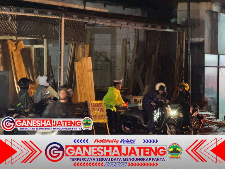 Walau di Guyur Hujan, Polisi Tetap Lakukan Pengaturan Arus Lalu Lintas di Mayong Jepara