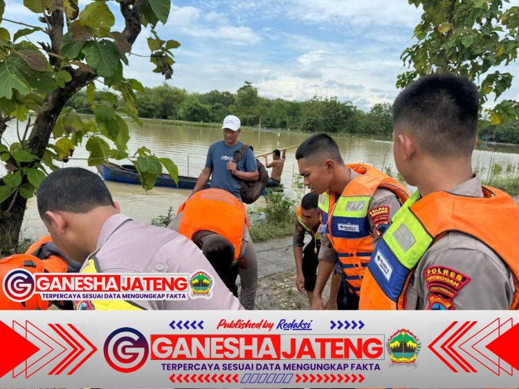 Banjir Rendam Desa Cingkrong, Polres Grobogan Evakuasi Warga Pasien Cuci Darah ke Rumah Sakit