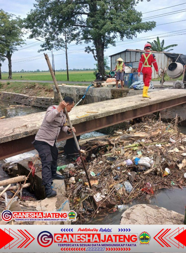 Cegah Meluap Saat Hujan Deras, Bhabinkamtibmas di Jepara Bersihkan Sungai Kaweden