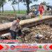 Cegah Meluap Saat Hujan Deras, Bhabinkamtibmas di Jepara Bersihkan Sungai Kaweden