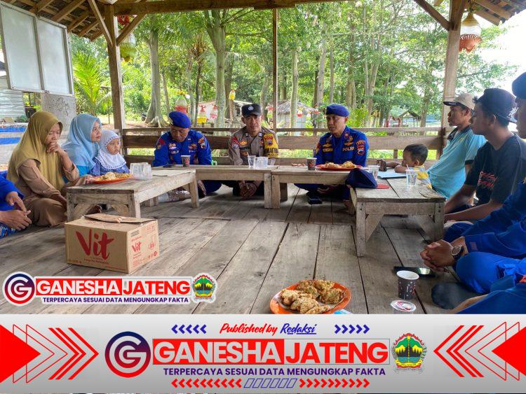 Jum’at Berkah, Polairud Pati Bagi Bansos Kepada Nelayan