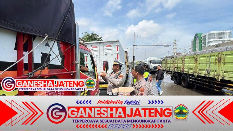 Petugas Bantu Evakuasi Warga dan Bagikan Jumat Berkah kepada Pengendara Terdampak Petugas Bantu Evakuasi Warga dan Bagikan Jumat Berkah kepada Pengendara Terdampak
