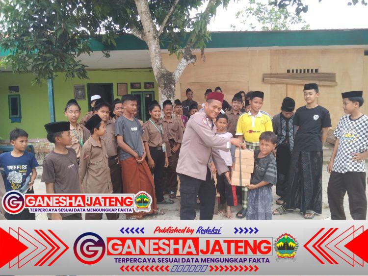 Polres Tulang Bawang Gelar Jumat Berkah, Bagikan 50 Paket Nasi Kotak di Ponpes Nurul Fattah Polres Tulang Bawang Gelar Jumat Berkah, Bagikan 50 Paket Nasi Kotak di Ponpes Nurul Fattah