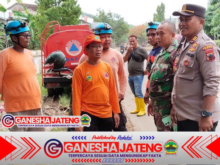Bersihkan Lumpur dan Sampah Pasca Banjir, Kapolsek Sukolilo Turun Langsung Ajak Warga Gotong Royong Bersihkan Lumpur dan Sampah Pasca Banjir, Kapolsek Sukolilo Turun Langsung Ajak Warga Gotong Royong
