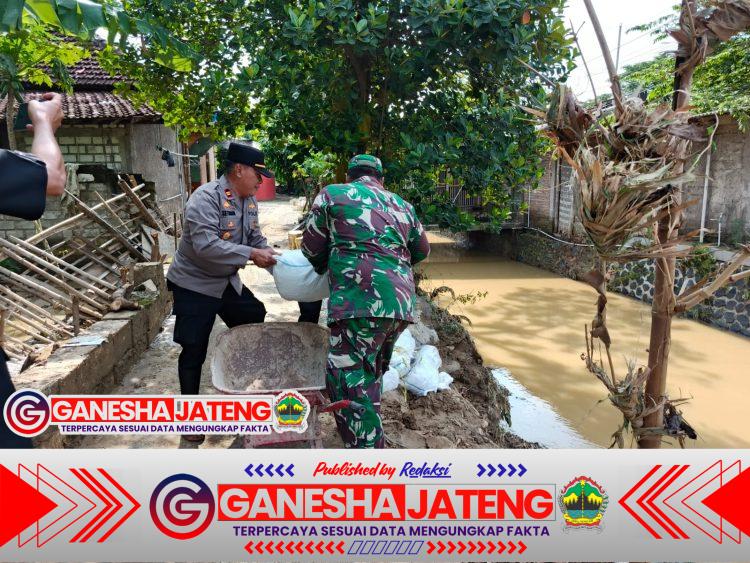 TNI-Polri dan Warga Kompak Bersihkan Sungai Gandam di Pati, Antisipasi Banjir