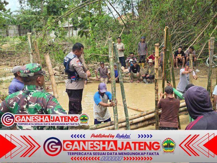 Polsek Batangan Bersama Forkopimcam Bergerak Cepat Tangani Jebolnya Tanggul Sungai Gandam Polsek Batangan Bersama Forkopimcam Bergerak Cepat Tangani Jebolnya Tanggul Sungai Gandam
