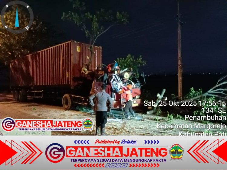Truk Kontainer Tabrak Pohon Trembesi di Jalan Lingkar Selatan Pati, Polisi Gerak Cepat Evakuasi Lokasi Truk Kontainer Tabrak Pohon Trembesi di Jalan Lingkar Selatan Pati, Polisi Gerak Cepat Evakuasi Lokasi